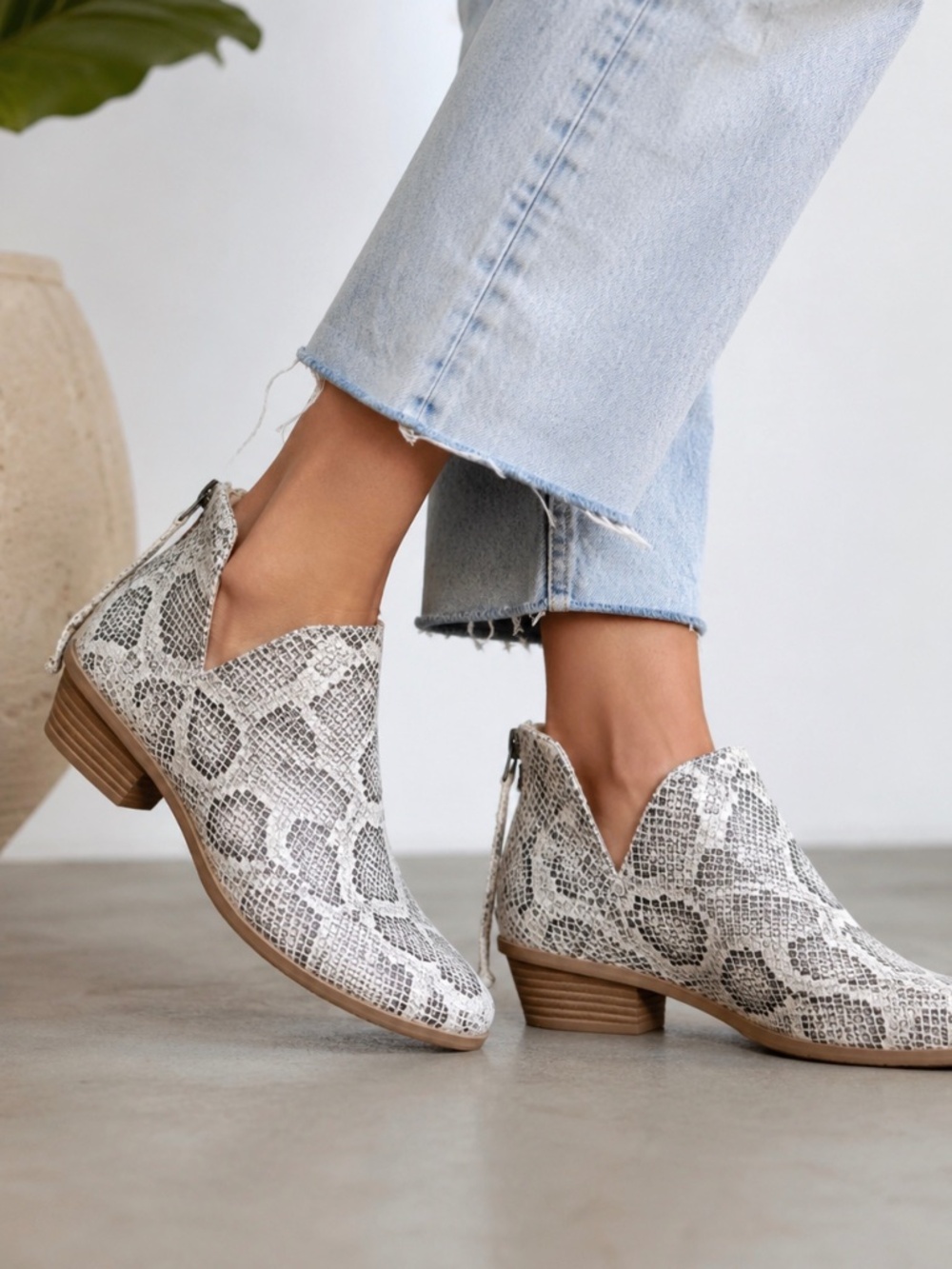 Kenneth Cole Reaction Snakeskin Booties Size 9 ,No Box
